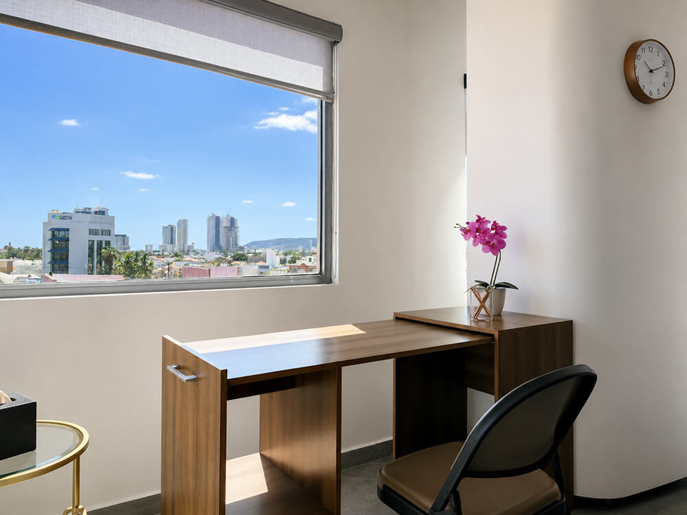 Escritorio con vista panorámica a Mazatlán en el consultorio del Hospital Sharp